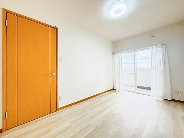 窓からたっぷりと陽光が注がれる、明るく快適なプライベート空間となっております。