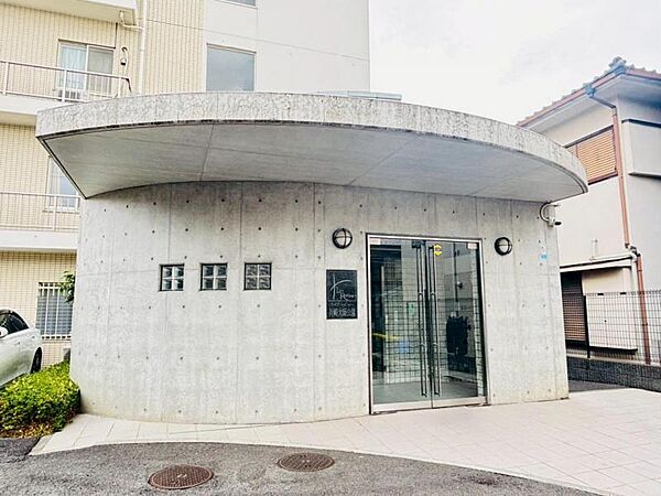 エントランスは、まさに顔となる場所。シンプルながらも格調高い雰囲気を漂わせて上質な空間。