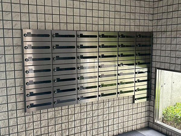 不在時でも安心の大容量メールボックス。大切な郵便物をしっかりと守ります。