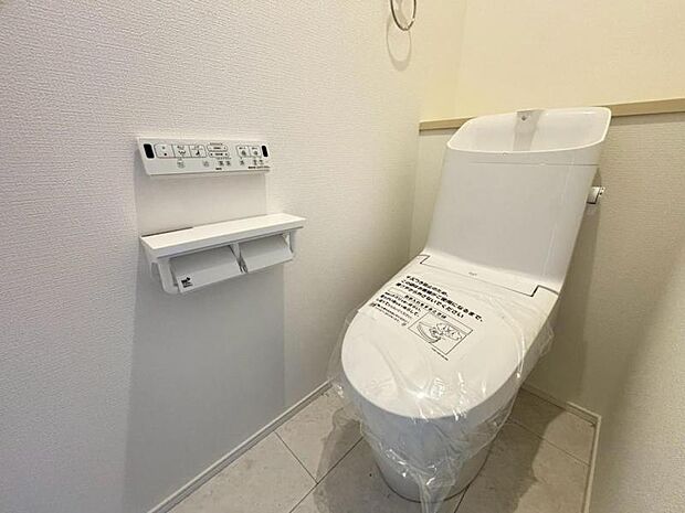 ウォシュレット付きのトイレ。落ち着いた空間で安らぎのひとときをお過ごしいただけます。