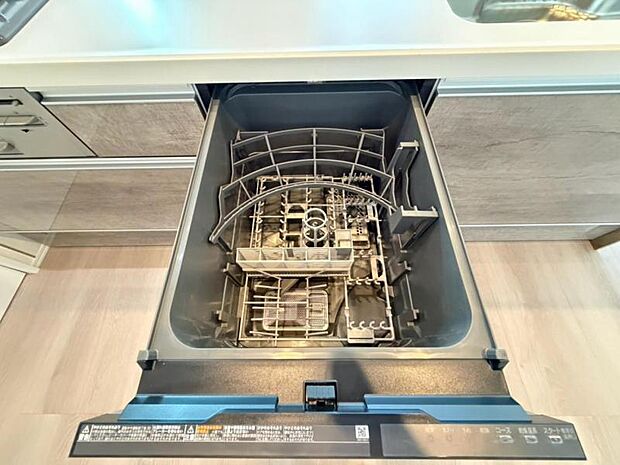 食器洗浄乾燥機を標準装備。作動中は他の家事を並行して進めることができ、家事の時短と負担軽減につながります。高温、高圧水流で洗浄するため、除菌・消臭効果が期待でき、衛生面での安心感が高まります。また、手