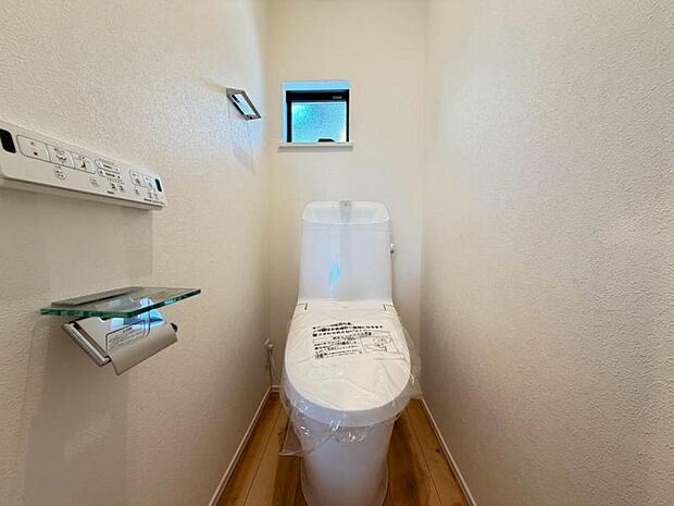 ウォシュレット付きのトイレ。落ち着いた空間で安らぎのひとときをお過ごしいただけます。