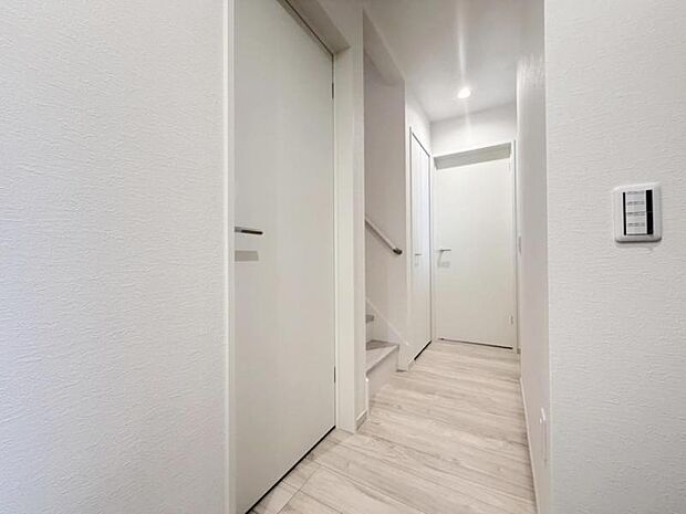 上質感漂う玄関と廊下。居住者の帰り、訪れる方を優しく迎える・安らぎに満ちた生活空間を予感させてくれます。