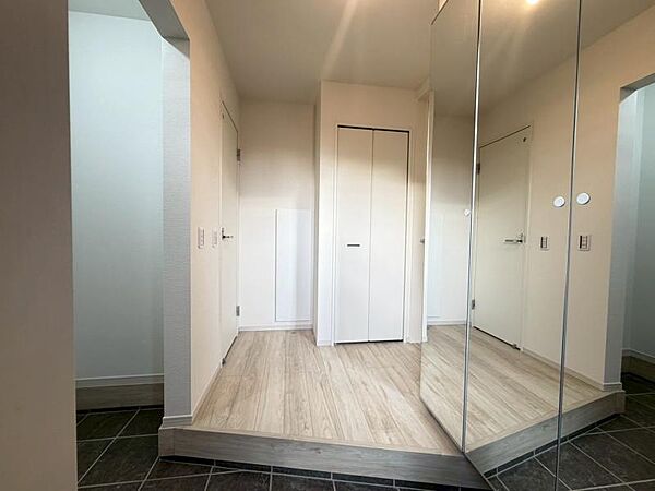 シューズボックスについている鏡は靴を履いた全身を写せるので外出時の最終チェックに最適です。
