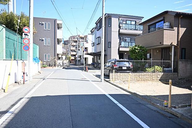 前面道路は約6m以上ございますので、毎日のお車の出し入れもストレスなく行えます。(2026.3.15撮影)