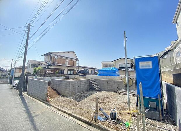 ご両親や友人・知人が訪ねてきても大丈夫。駐車スペース2台分(車種による)を確保してあります。(2026年7月撮影)