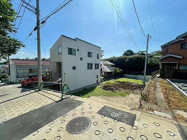 陽光と風がもたらす心地よい時間、照らし出される表情豊かなこの場所。(2026年7月撮影)
