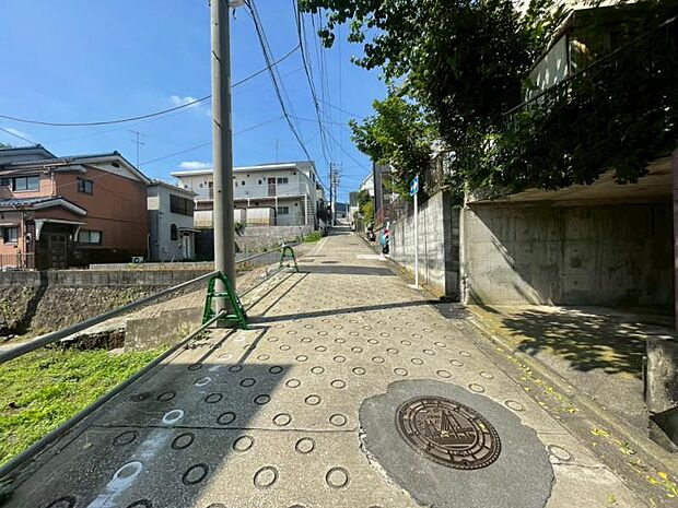 前面道路は約4mございますので、毎日のお車の出し入れもストレスなく行えます。(2026年7月撮影)