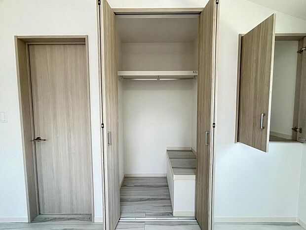 使い勝手の良い収納が豊富で、物が多くてもスッキリ片付けられます。