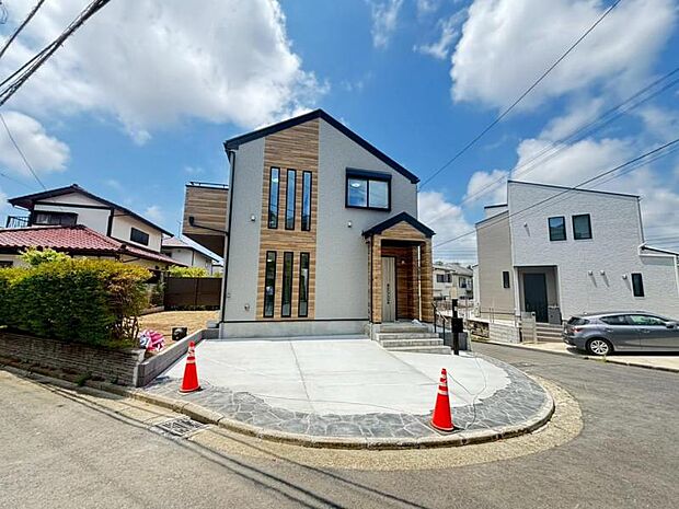 爽やかな青空の下に贅沢なほどに降り注ぐ陽光、豊かな居住性とクオリティが見事に調和した住空間は、住まうことの喜びを感じさせてくれます。