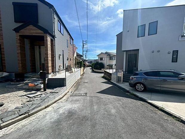 前面道路は約4.5mございます。毎日のお車の出し入れもストレスなく行えます。(2026年7月撮影)