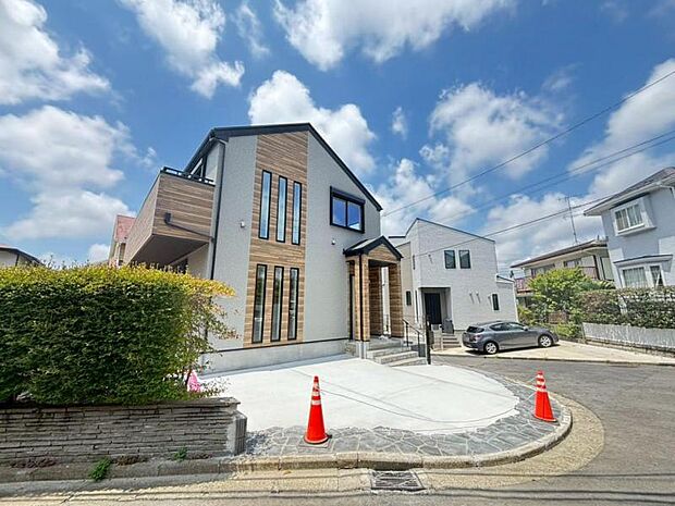 ご両親や友人・知人が訪ねてきても大丈夫。駐車スペース2台分(車種による)を確保してあります。