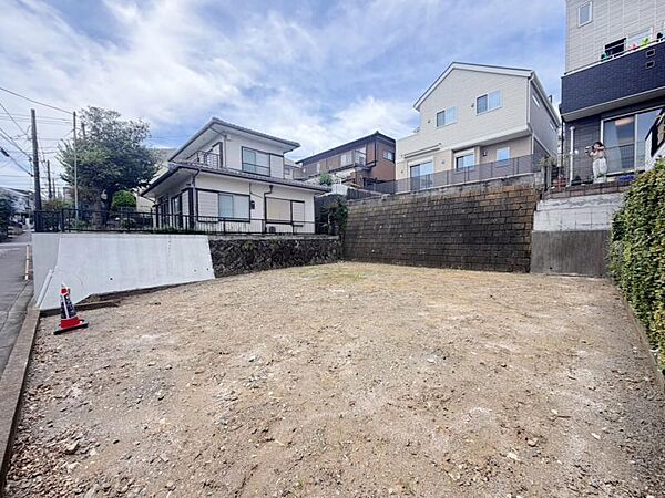第一種低層住居専用地域の非常に閑静な住宅街です。（2026年7月撮影）