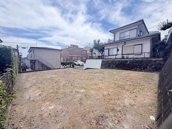 現地の状態をご覧いただくことで、隣接した環境をしっかりとご確認いただけます。（2026年7月撮影）