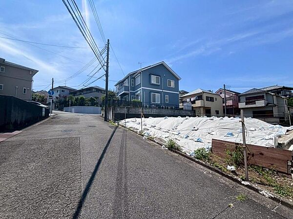 前面道路は約6.5ｍございますので、毎日のお車の出し入れもストレスなく行えます。（2026年7月撮影）