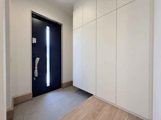 お住まいの顔となる玄関。安らぎに満ちた生活空間を予感させてくれます。