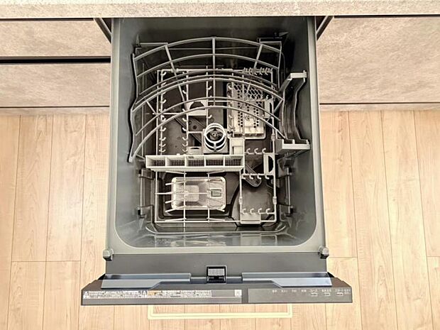 食器洗浄乾燥機を標準装備。作動中は他の家事を並行して進めることができ、家事の時短と負担軽減につながります。高温、高圧水流で洗浄するため、除菌・消臭効果が期待でき、衛生面での安心感が高まります。また、手