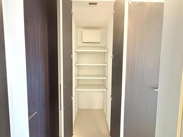 使い勝手の良い収納が豊富で、物が多くてもスッキリ片付けられます。