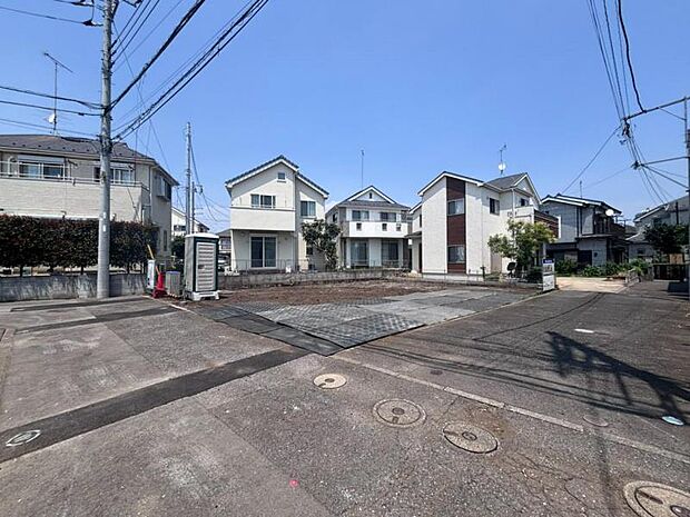 前面道路は約4mございますので、毎日のお車の出し入れもストレスなく行えます。(2026年7月撮影)