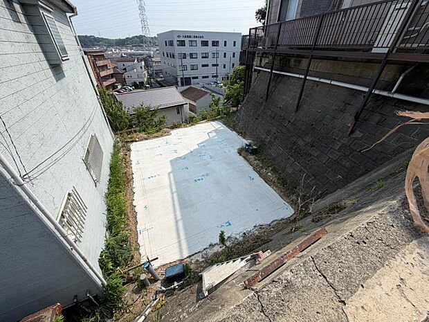 まだ更地ですが、現地で広さのご体感ができます。図面と合わせてご説明しますので、お気軽にお問い合わせください。(2026年7月撮影)