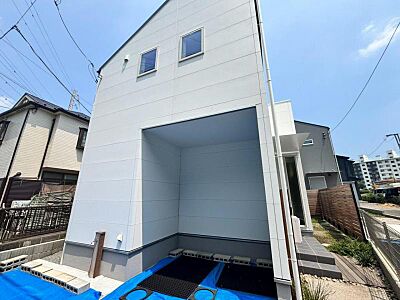 外観:主張し過ぎないシャープなフォルムで佇む邸宅は、完成形の姿を見せてくれます。 外観:主張し過ぎないシャープなフォルムで佇む邸宅は、完成形の姿を見せてくれます。