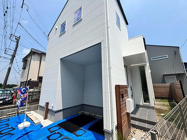 建物につながる駐車スペース。重いものの、荷物の出し入れも安心です。