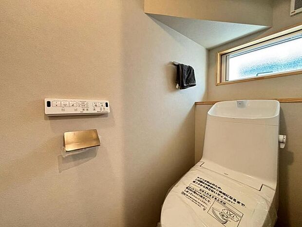 ウォシュレット付きのトイレ。落ち着いた空間で安らぎのひとときをお過ごしいただけます。