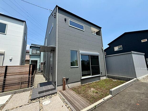 素材の持つ独特な存在感により「永く住み続ける住まい」にふさわしい住宅が完成しました。