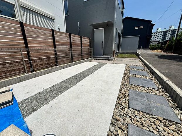 建物につながる駐車スペース。重いものの、荷物の出し入れも安心です。
