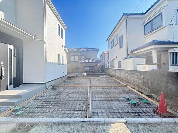 ご両親や友人・知人が訪ねてきても大丈夫。駐車スペース2台分（車種による）を確保してあります。（2026年7月撮影）