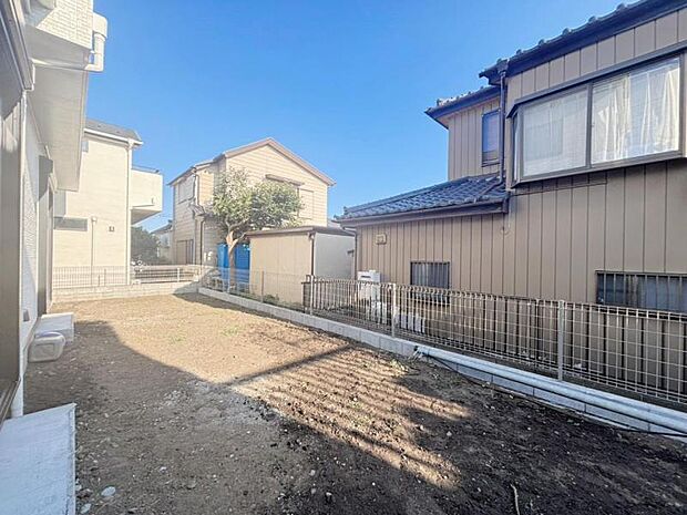 広いお庭で植栽やガーデニングなど、いろいろとお楽しみ頂けます。（2026年7月撮影）