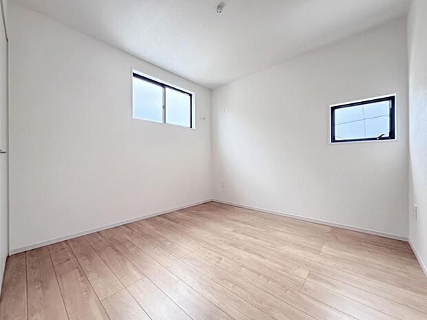 過ぎ行く時間をゆったりと感じることができる落ち着いたお部屋。リビングで楽しく過ごした後はプライベートな時間を満喫できます。