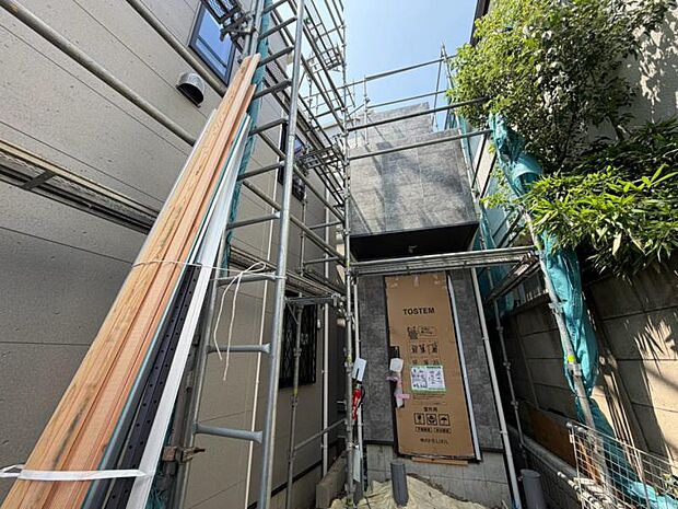 完成前の状態をご覧頂くことで、隣接した環境をしっかりとご確認頂けます。（2026年7月撮影）