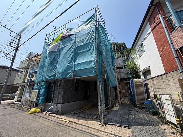 建物につながる駐車スペース。重いものの、荷物の出し入れも安心です。(2026年7月撮影)