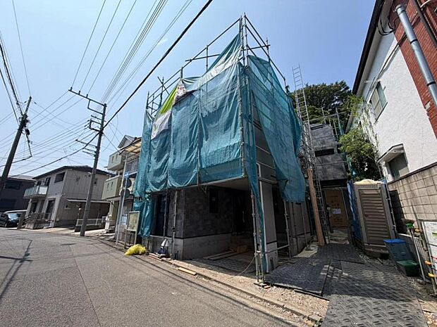 前面道路は約5.6mございますので、毎日のお車の出し入れもストレスなく行えます。(2026年7月撮影)