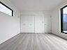 寝室：大きな窓からたっぷりと陽光が注がれる明るい空間。自由度が高いので家具のレイアウトでお好みの空間を創りだせます。