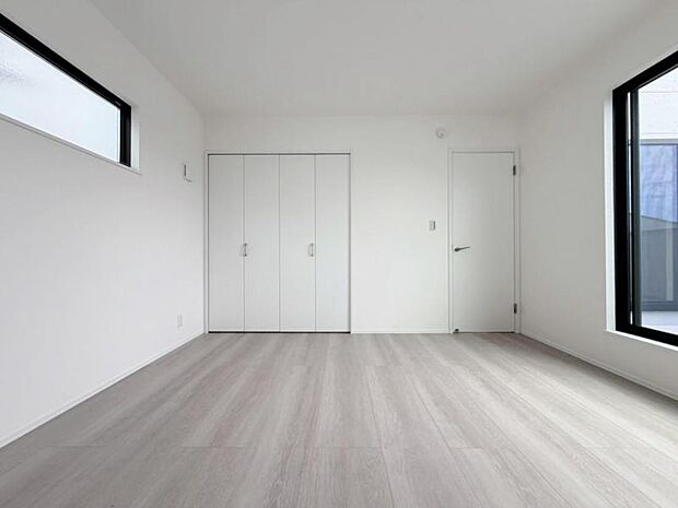 大きな窓からたっぷりと陽光が注がれる明るい空間。自由度が高いので家具のレイアウトでお好みの空間を創りだせます。
