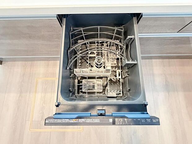 食器洗浄乾燥機を標準装備。作動中は他の家事を並行して進めることができ、家事の時短と負担軽減につながります。高温、高圧水流で洗浄するため、除菌・消臭効果が期待でき、衛生面での安心感が高まります。また、手