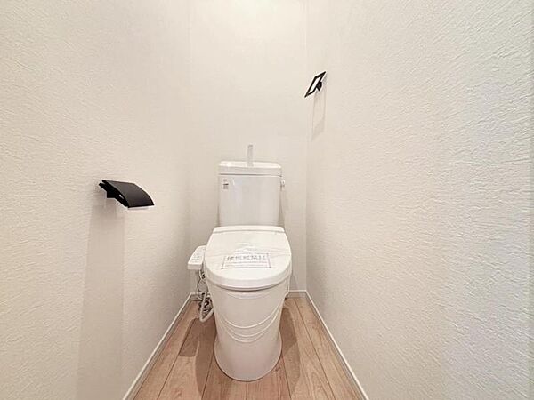 ウォシュレット付きのトイレ。落ち着いた空間で安らぎのひとときをお過ごしいただけます。