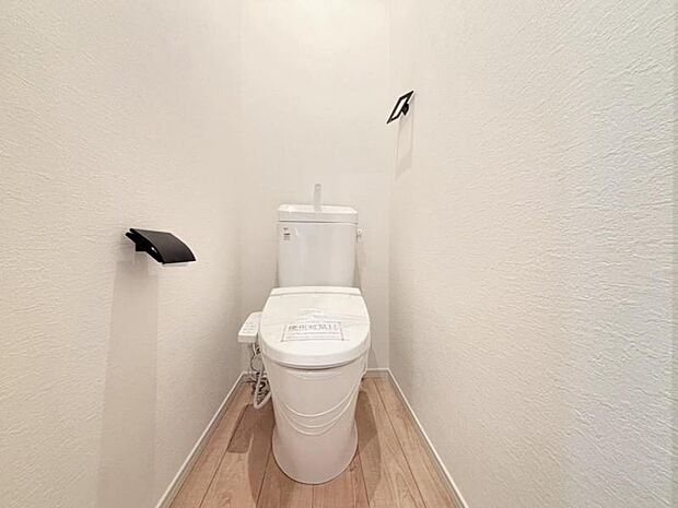 ウォシュレット付きのトイレ。落ち着いた空間で安らぎのひとときをお過ごしいただけます。