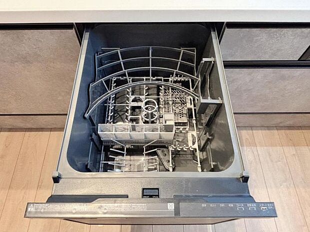 食器洗浄乾燥機を標準装備。作動中は他の家事を並行して進めることができ、家事の時短と負担軽減につながります。高温、高圧水流で洗浄するため、除菌・消臭効果が期待でき、衛生面での安心感が高まります。また、手