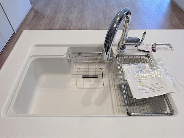 キッチンの水栓には、浄水器を標準装備。水道水をそのまま飲むことができ、お米などをおいしく炊くことも可能です。