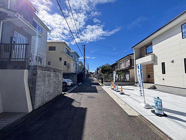 前面道路は約4.5ｍございます。毎日のお車の出し入れもストレスなく行えます。