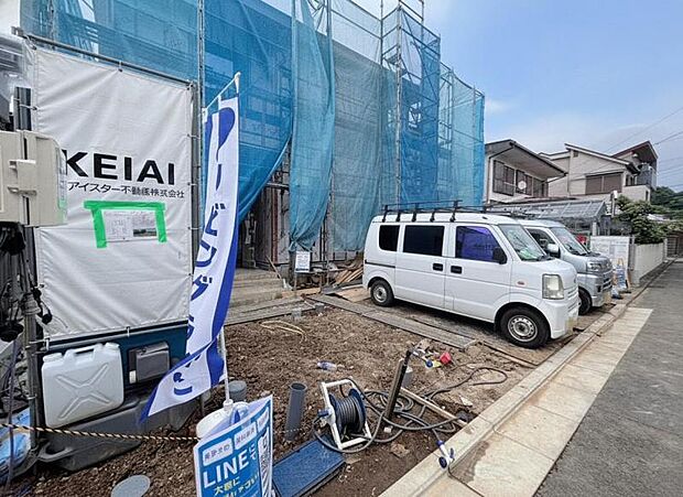 駐車スペース4台分（車種による）を確保。セカンドカーやバイク・自転車置き場としてもご使用いただけます。（2026年7月撮影）