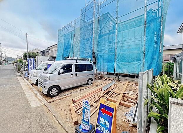 前面道路は約4.5ｍございます。毎日のお車の出し入れもストレスなく行えます。（2026年7月撮影）