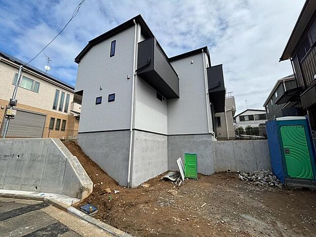 完成前の状態をご覧頂くことで、隣接した環境をしっかりとご確認頂けます。(2026年7月撮影)