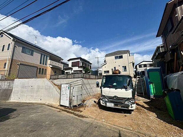 完成前の状態をご覧頂くことで、隣接した環境をしっかりとご確認頂けます。(2026年7月撮影)