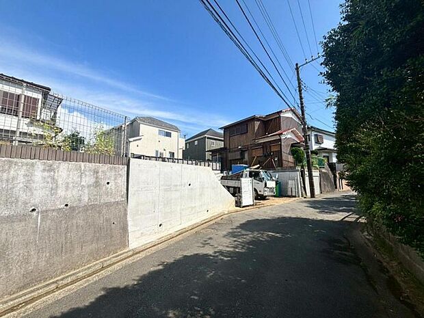 前面道路は約4.5ｍございます。毎日のお車の出し入れもストレスなく行えます。（2026年7月撮影）