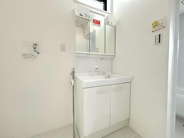 お住まいの前を通るのはご近所さんだけの閑静な私道です。静かな住環境でお過ごし頂けます。(2026年7月撮影)