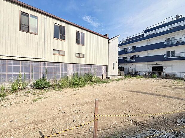 完成前の状態をご覧頂くことで、隣接した環境をしっかりとご確認頂けます。(2026年7月撮影)